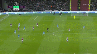 技惊四座，麦克托米奈开场3分钟为苏格兰打入一粒精彩的倒钩